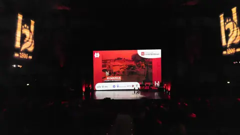 La localidad leonesa de Almanza recibió este jueves el Premio Pueblo Referente en el marco de los Premios Compromiso Heraldo de León, celebrados en el Auditorio de León con motivo del primer aniversario del diario digital. El galardón fue entregado por Paco Fernández, gerente de iRiego, y recogido por el alcalde del municipio, Javier Santiago Vélez, en reconocimiento a la labor del pueblo en el desarrollo, la promoción y el fortalecimiento de su comunidad. Galería de fotos: cara a cara