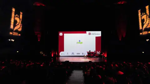 La localidad leonesa de Almanza recibió este jueves el Premio Pueblo Referente en el marco de los Premios Compromiso Heraldo de León, celebrados en el Auditorio de León con motivo del primer aniversario del diario digital. El galardón fue entregado por Paco Fernández, gerente de iRiego, y recogido por el alcalde del municipio, Javier Santiago Vélez, en reconocimiento a la labor del pueblo en el desarrollo, la promoción y el fortalecimiento de su comunidad. Galería de fotos: cara a cara