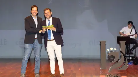 La localidad leonesa de Almanza recibió este jueves el Premio Pueblo Referente en el marco de los Premios Compromiso Heraldo de León, celebrados en el Auditorio de León con motivo del primer aniversario del diario digital. El galardón fue entregado por Paco Fernández, gerente de iRiego, y recogido por el alcalde del municipio, Javier Santiago Vélez, en reconocimiento a la labor del pueblo en el desarrollo, la promoción y el fortalecimiento de su comunidad. Galería de fotos: cara a cara