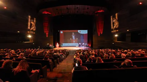 La localidad leonesa de Almanza recibió este jueves el Premio Pueblo Referente en el marco de los Premios Compromiso Heraldo de León, celebrados en el Auditorio de León con motivo del primer aniversario del diario digital. El galardón fue entregado por Paco Fernández, gerente de iRiego, y recogido por el alcalde del municipio, Javier Santiago Vélez, en reconocimiento a la labor del pueblo en el desarrollo, la promoción y el fortalecimiento de su comunidad. Galería de fotos: cara a cara