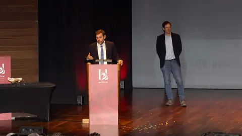 La localidad leonesa de Almanza recibió este jueves el Premio Pueblo Referente en el marco de los Premios Compromiso Heraldo de León, celebrados en el Auditorio de León con motivo del primer aniversario del diario digital. El galardón fue entregado por Paco Fernández, gerente de iRiego, y recogido por el alcalde del municipio, Javier Santiago Vélez, en reconocimiento a la labor del pueblo en el desarrollo, la promoción y el fortalecimiento de su comunidad. Galería de fotos: cara a cara