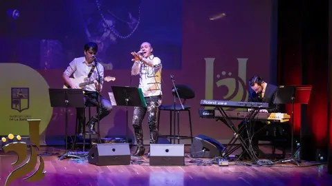 La localidad leonesa de Almanza recibió este jueves el Premio Pueblo Referente en el marco de los Premios Compromiso Heraldo de León, celebrados en el Auditorio de León con motivo del primer aniversario del diario digital. El galardón fue entregado por Paco Fernández, gerente de iRiego, y recogido por el alcalde del municipio, Javier Santiago Vélez, en reconocimiento a la labor del pueblo en el desarrollo, la promoción y el fortalecimiento de su comunidad. Galería de fotos: cara a cara