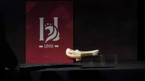 La localidad leonesa de Almanza recibió este jueves el Premio Pueblo Referente en el marco de los Premios Compromiso Heraldo de León, celebrados en el Auditorio de León con motivo del primer aniversario del diario digital. El galardón fue entregado por Paco Fernández, gerente de iRiego, y recogido por el alcalde del municipio, Javier Santiago Vélez, en reconocimiento a la labor del pueblo en el desarrollo, la promoción y el fortalecimiento de su comunidad. Galería de fotos: cara a cara