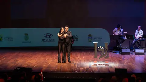 La localidad leonesa de Almanza recibió este jueves el Premio Pueblo Referente en el marco de los Premios Compromiso Heraldo de León, celebrados en el Auditorio de León con motivo del primer aniversario del diario digital. El galardón fue entregado por Paco Fernández, gerente de iRiego, y recogido por el alcalde del municipio, Javier Santiago Vélez, en reconocimiento a la labor del pueblo en el desarrollo, la promoción y el fortalecimiento de su comunidad. Galería de fotos: cara a cara