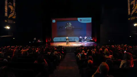 La localidad leonesa de Almanza recibió este jueves el Premio Pueblo Referente en el marco de los Premios Compromiso Heraldo de León, celebrados en el Auditorio de León con motivo del primer aniversario del diario digital. El galardón fue entregado por Paco Fernández, gerente de iRiego, y recogido por el alcalde del municipio, Javier Santiago Vélez, en reconocimiento a la labor del pueblo en el desarrollo, la promoción y el fortalecimiento de su comunidad. Galería de fotos: cara a cara