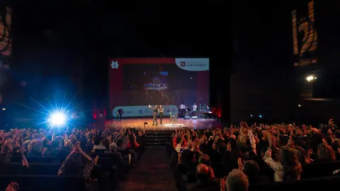 La localidad leonesa de Almanza recibió este jueves el Premio Pueblo Referente en el marco de los Premios Compromiso Heraldo de León, celebrados en el Auditorio de León con motivo del primer aniversario del diario digital. El galardón fue entregado por Paco Fernández, gerente de iRiego, y recogido por el alcalde del municipio, Javier Santiago Vélez, en reconocimiento a la labor del pueblo en el desarrollo, la promoción y el fortalecimiento de su comunidad. Galería de fotos: cara a cara