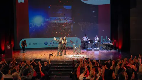 La localidad leonesa de Almanza recibió este jueves el Premio Pueblo Referente en el marco de los Premios Compromiso Heraldo de León, celebrados en el Auditorio de León con motivo del primer aniversario del diario digital. El galardón fue entregado por Paco Fernández, gerente de iRiego, y recogido por el alcalde del municipio, Javier Santiago Vélez, en reconocimiento a la labor del pueblo en el desarrollo, la promoción y el fortalecimiento de su comunidad. Galería de fotos: cara a cara