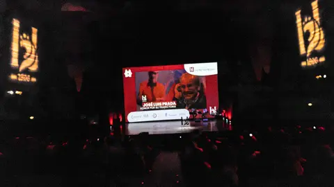 El empresario, restaurador y bodeguero berciano José Luis Prada, conocido popularmente como Prada ‘A tope’, recibió este jueves el Premio Compromiso Heraldo de León a la Trayectoria durante la gala celebrada en el Auditorio de León con motivo del primer aniversario del diario digital. El galardón le fue entregado por Beatriz Álvarez Caurel, directora de Relaciones Externas y Sostenibilidad de Somos Hijolusa, ante una amplia representación institucional, empresarial y social de la provincia. Foto: cara A cara