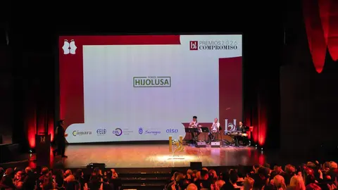 El empresario, restaurador y bodeguero berciano José Luis Prada, conocido popularmente como Prada ‘A tope’, recibió este jueves el Premio Compromiso Heraldo de León a la Trayectoria durante la gala celebrada en el Auditorio de León con motivo del primer aniversario del diario digital. El galardón le fue entregado por Beatriz Álvarez Caurel, directora de Relaciones Externas y Sostenibilidad de Somos Hijolusa, ante una amplia representación institucional, empresarial y social de la provincia. Foto: cara A cara