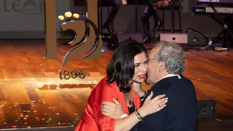 El empresario, restaurador y bodeguero berciano José Luis Prada, conocido popularmente como Prada ‘A tope’, recibió este jueves el Premio Compromiso Heraldo de León a la Trayectoria durante la gala celebrada en el Auditorio de León con motivo del primer aniversario del diario digital. El galardón le fue entregado por Beatriz Álvarez Caurel, directora de Relaciones Externas y Sostenibilidad de Somos Hijolusa, ante una amplia representación institucional, empresarial y social de la provincia. Foto: cara A cara