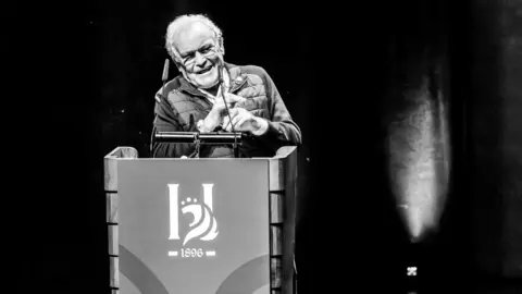 El empresario, restaurador y bodeguero berciano José Luis Prada, conocido popularmente como Prada ‘A tope’, recibió este jueves el Premio Compromiso Heraldo de León a la Trayectoria durante la gala celebrada en el Auditorio de León con motivo del primer aniversario del diario digital. El galardón le fue entregado por Beatriz Álvarez Caurel, directora de Relaciones Externas y Sostenibilidad de Somos Hijolusa, ante una amplia representación institucional, empresarial y social de la provincia. Foto: cara A cara