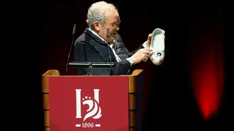 El empresario, restaurador y bodeguero berciano José Luis Prada, conocido popularmente como Prada ‘A tope’, recibió este jueves el Premio Compromiso Heraldo de León a la Trayectoria durante la gala celebrada en el Auditorio de León con motivo del primer aniversario del diario digital. El galardón le fue entregado por Beatriz Álvarez Caurel, directora de Relaciones Externas y Sostenibilidad de Somos Hijolusa, ante una amplia representación institucional, empresarial y social de la provincia. Foto: cara A cara