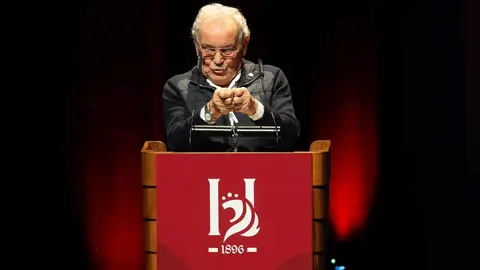 El empresario, restaurador y bodeguero berciano José Luis Prada, conocido popularmente como Prada ‘A tope’, recibió este jueves el Premio Compromiso Heraldo de León a la Trayectoria durante la gala celebrada en el Auditorio de León con motivo del primer aniversario del diario digital. El galardón le fue entregado por Beatriz Álvarez Caurel, directora de Relaciones Externas y Sostenibilidad de Somos Hijolusa, ante una amplia representación institucional, empresarial y social de la provincia. Foto: cara A cara