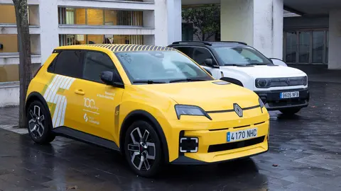 El periódico digital Heraldo de León reivindicó este jueves “el periodismo comprometido” durante la gala de celebración de su primer aniversario, para cuya conmemoración se procedió a la entrega de los I Premios Compromiso, con los que reconoció a personas e instituciones “referentes” en la provincia. El Auditorio Ciudad de León fue el lugar elegido para celebrar la gala que reunió a una nutrida representación de la sociedad leonesa con más de 400 invitados que llenaron el auditorio Ciudad de León y no quisieron perderse la celebración del primer año de vida de un medio que, tal y como se subrayó durante el evento, “nace y crece desde un propósito, una incuestionable vocación de servicio y un comprometido compromiso con la sociedad”. Fotos: cara A cara