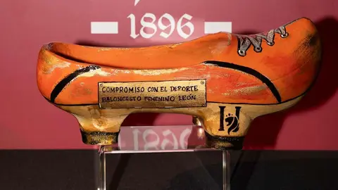 El periódico digital Heraldo de León reivindicó este jueves “el periodismo comprometido” durante la gala de celebración de su primer aniversario, para cuya conmemoración se procedió a la entrega de los I Premios Compromiso, con los que reconoció a personas e instituciones “referentes” en la provincia. El Auditorio Ciudad de León fue el lugar elegido para celebrar la gala que reunió a una nutrida representación de la sociedad leonesa con más de 400 invitados que llenaron el auditorio Ciudad de León y no quisieron perderse la celebración del primer año de vida de un medio que, tal y como se subrayó durante el evento, “nace y crece desde un propósito, una incuestionable vocación de servicio y un comprometido compromiso con la sociedad”. Fotos: cara A cara