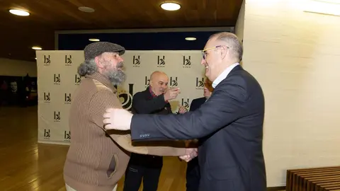 El periódico digital Heraldo de León reivindicó este jueves “el periodismo comprometido” durante la gala de celebración de su primer aniversario, para cuya conmemoración se procedió a la entrega de los I Premios Compromiso, con los que reconoció a personas e instituciones “referentes” en la provincia. El Auditorio Ciudad de León fue el lugar elegido para celebrar la gala que reunió a una nutrida representación de la sociedad leonesa con más de 400 invitados que llenaron el auditorio Ciudad de León y no quisieron perderse la celebración del primer año de vida de un medio que, tal y como se subrayó durante el evento, “nace y crece desde un propósito, una incuestionable vocación de servicio y un comprometido compromiso con la sociedad”. Fotos: cara A cara