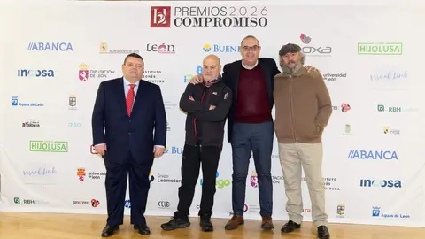 El periódico digital Heraldo de León reivindicó este jueves “el periodismo comprometido” durante la gala de celebración de su primer aniversario, para cuya conmemoración se procedió a la entrega de los I Premios Compromiso, con los que reconoció a personas e instituciones “referentes” en la provincia. El Auditorio Ciudad de León fue el lugar elegido para celebrar la gala que reunió a una nutrida representación de la sociedad leonesa con más de 400 invitados que llenaron el auditorio Ciudad de León y no quisieron perderse la celebración del primer año de vida de un medio que, tal y como se subrayó durante el evento, “nace y crece desde un propósito, una incuestionable vocación de servicio y un comprometido compromiso con la sociedad”. Fotos: cara A cara