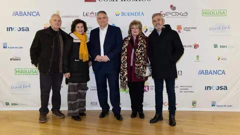 El periódico digital Heraldo de León reivindicó este jueves “el periodismo comprometido” durante la gala de celebración de su primer aniversario, para cuya conmemoración se procedió a la entrega de los I Premios Compromiso, con los que reconoció a personas e instituciones “referentes” en la provincia. El Auditorio Ciudad de León fue el lugar elegido para celebrar la gala que reunió a una nutrida representación de la sociedad leonesa con más de 400 invitados que llenaron el auditorio Ciudad de León y no quisieron perderse la celebración del primer año de vida de un medio que, tal y como se subrayó durante el evento, “nace y crece desde un propósito, una incuestionable vocación de servicio y un comprometido compromiso con la sociedad”. Fotos: cara A cara