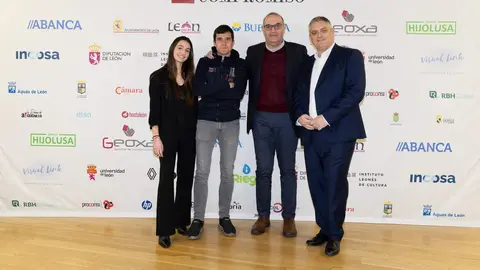 El periódico digital Heraldo de León reivindicó este jueves “el periodismo comprometido” durante la gala de celebración de su primer aniversario, para cuya conmemoración se procedió a la entrega de los I Premios Compromiso, con los que reconoció a personas e instituciones “referentes” en la provincia. El Auditorio Ciudad de León fue el lugar elegido para celebrar la gala que reunió a una nutrida representación de la sociedad leonesa con más de 400 invitados que llenaron el auditorio Ciudad de León y no quisieron perderse la celebración del primer año de vida de un medio que, tal y como se subrayó durante el evento, “nace y crece desde un propósito, una incuestionable vocación de servicio y un comprometido compromiso con la sociedad”. Fotos: cara A cara