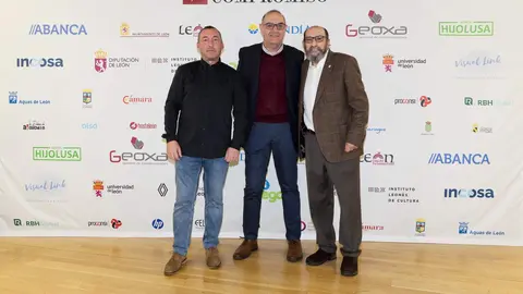 El periódico digital Heraldo de León reivindicó este jueves “el periodismo comprometido” durante la gala de celebración de su primer aniversario, para cuya conmemoración se procedió a la entrega de los I Premios Compromiso, con los que reconoció a personas e instituciones “referentes” en la provincia. El Auditorio Ciudad de León fue el lugar elegido para celebrar la gala que reunió a una nutrida representación de la sociedad leonesa con más de 400 invitados que llenaron el auditorio Ciudad de León y no quisieron perderse la celebración del primer año de vida de un medio que, tal y como se subrayó durante el evento, “nace y crece desde un propósito, una incuestionable vocación de servicio y un comprometido compromiso con la sociedad”. Fotos: cara A cara