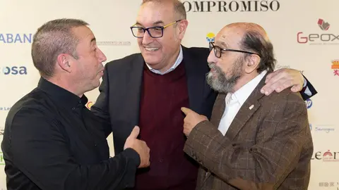 El periódico digital Heraldo de León reivindicó este jueves “el periodismo comprometido” durante la gala de celebración de su primer aniversario, para cuya conmemoración se procedió a la entrega de los I Premios Compromiso, con los que reconoció a personas e instituciones “referentes” en la provincia. El Auditorio Ciudad de León fue el lugar elegido para celebrar la gala que reunió a una nutrida representación de la sociedad leonesa con más de 400 invitados que llenaron el auditorio Ciudad de León y no quisieron perderse la celebración del primer año de vida de un medio que, tal y como se subrayó durante el evento, “nace y crece desde un propósito, una incuestionable vocación de servicio y un comprometido compromiso con la sociedad”. Fotos: cara A cara