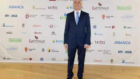 El periódico digital Heraldo de León reivindicó este jueves “el periodismo comprometido” durante la gala de celebración de su primer aniversario, para cuya conmemoración se procedió a la entrega de los I Premios Compromiso, con los que reconoció a personas e instituciones “referentes” en la provincia. El Auditorio Ciudad de León fue el lugar elegido para celebrar la gala que reunió a una nutrida representación de la sociedad leonesa con más de 400 invitados que llenaron el auditorio Ciudad de León y no quisieron perderse la celebración del primer año de vida de un medio que, tal y como se subrayó durante el evento, “nace y crece desde un propósito, una incuestionable vocación de servicio y un comprometido compromiso con la sociedad”. Fotos: cara A cara