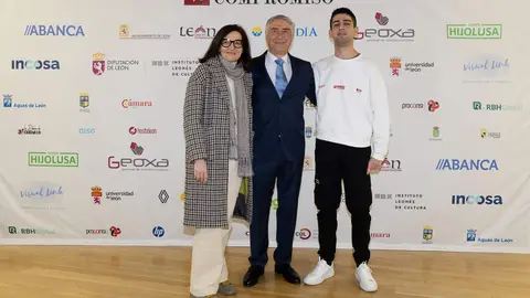 El periódico digital Heraldo de León reivindicó este jueves “el periodismo comprometido” durante la gala de celebración de su primer aniversario, para cuya conmemoración se procedió a la entrega de los I Premios Compromiso, con los que reconoció a personas e instituciones “referentes” en la provincia. El Auditorio Ciudad de León fue el lugar elegido para celebrar la gala que reunió a una nutrida representación de la sociedad leonesa con más de 400 invitados que llenaron el auditorio Ciudad de León y no quisieron perderse la celebración del primer año de vida de un medio que, tal y como se subrayó durante el evento, “nace y crece desde un propósito, una incuestionable vocación de servicio y un comprometido compromiso con la sociedad”. Fotos: cara A cara