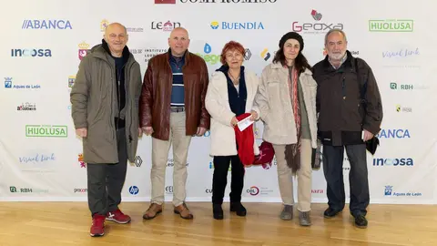 El periódico digital Heraldo de León reivindicó este jueves “el periodismo comprometido” durante la gala de celebración de su primer aniversario, para cuya conmemoración se procedió a la entrega de los I Premios Compromiso, con los que reconoció a personas e instituciones “referentes” en la provincia. El Auditorio Ciudad de León fue el lugar elegido para celebrar la gala que reunió a una nutrida representación de la sociedad leonesa con más de 400 invitados que llenaron el auditorio Ciudad de León y no quisieron perderse la celebración del primer año de vida de un medio que, tal y como se subrayó durante el evento, “nace y crece desde un propósito, una incuestionable vocación de servicio y un comprometido compromiso con la sociedad”. Fotos: cara A cara