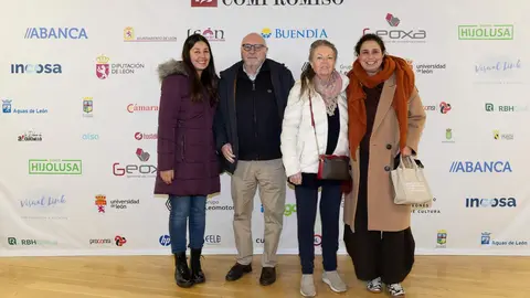 El periódico digital Heraldo de León reivindicó este jueves “el periodismo comprometido” durante la gala de celebración de su primer aniversario, para cuya conmemoración se procedió a la entrega de los I Premios Compromiso, con los que reconoció a personas e instituciones “referentes” en la provincia. El Auditorio Ciudad de León fue el lugar elegido para celebrar la gala que reunió a una nutrida representación de la sociedad leonesa con más de 400 invitados que llenaron el auditorio Ciudad de León y no quisieron perderse la celebración del primer año de vida de un medio que, tal y como se subrayó durante el evento, “nace y crece desde un propósito, una incuestionable vocación de servicio y un comprometido compromiso con la sociedad”. Fotos: cara A cara