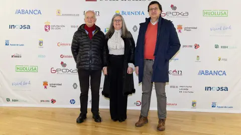 El periódico digital Heraldo de León reivindicó este jueves “el periodismo comprometido” durante la gala de celebración de su primer aniversario, para cuya conmemoración se procedió a la entrega de los I Premios Compromiso, con los que reconoció a personas e instituciones “referentes” en la provincia. El Auditorio Ciudad de León fue el lugar elegido para celebrar la gala que reunió a una nutrida representación de la sociedad leonesa con más de 400 invitados que llenaron el auditorio Ciudad de León y no quisieron perderse la celebración del primer año de vida de un medio que, tal y como se subrayó durante el evento, “nace y crece desde un propósito, una incuestionable vocación de servicio y un comprometido compromiso con la sociedad”. Fotos: cara A cara