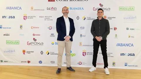 El periódico digital Heraldo de León reivindicó este jueves “el periodismo comprometido” durante la gala de celebración de su primer aniversario, para cuya conmemoración se procedió a la entrega de los I Premios Compromiso, con los que reconoció a personas e instituciones “referentes” en la provincia. El Auditorio Ciudad de León fue el lugar elegido para celebrar la gala que reunió a una nutrida representación de la sociedad leonesa con más de 400 invitados que llenaron el auditorio Ciudad de León y no quisieron perderse la celebración del primer año de vida de un medio que, tal y como se subrayó durante el evento, “nace y crece desde un propósito, una incuestionable vocación de servicio y un comprometido compromiso con la sociedad”. Fotos: cara A cara