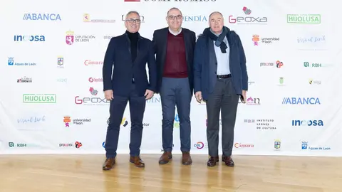 El periódico digital Heraldo de León reivindicó este jueves “el periodismo comprometido” durante la gala de celebración de su primer aniversario, para cuya conmemoración se procedió a la entrega de los I Premios Compromiso, con los que reconoció a personas e instituciones “referentes” en la provincia. El Auditorio Ciudad de León fue el lugar elegido para celebrar la gala que reunió a una nutrida representación de la sociedad leonesa con más de 400 invitados que llenaron el auditorio Ciudad de León y no quisieron perderse la celebración del primer año de vida de un medio que, tal y como se subrayó durante el evento, “nace y crece desde un propósito, una incuestionable vocación de servicio y un comprometido compromiso con la sociedad”. Fotos: cara A cara