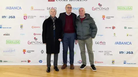 El periódico digital Heraldo de León reivindicó este jueves “el periodismo comprometido” durante la gala de celebración de su primer aniversario, para cuya conmemoración se procedió a la entrega de los I Premios Compromiso, con los que reconoció a personas e instituciones “referentes” en la provincia. El Auditorio Ciudad de León fue el lugar elegido para celebrar la gala que reunió a una nutrida representación de la sociedad leonesa con más de 400 invitados que llenaron el auditorio Ciudad de León y no quisieron perderse la celebración del primer año de vida de un medio que, tal y como se subrayó durante el evento, “nace y crece desde un propósito, una incuestionable vocación de servicio y un comprometido compromiso con la sociedad”. Fotos: cara A cara