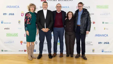 El periódico digital Heraldo de León reivindicó este jueves “el periodismo comprometido” durante la gala de celebración de su primer aniversario, para cuya conmemoración se procedió a la entrega de los I Premios Compromiso, con los que reconoció a personas e instituciones “referentes” en la provincia. El Auditorio Ciudad de León fue el lugar elegido para celebrar la gala que reunió a una nutrida representación de la sociedad leonesa con más de 400 invitados que llenaron el auditorio Ciudad de León y no quisieron perderse la celebración del primer año de vida de un medio que, tal y como se subrayó durante el evento, “nace y crece desde un propósito, una incuestionable vocación de servicio y un comprometido compromiso con la sociedad”. Fotos: cara A cara