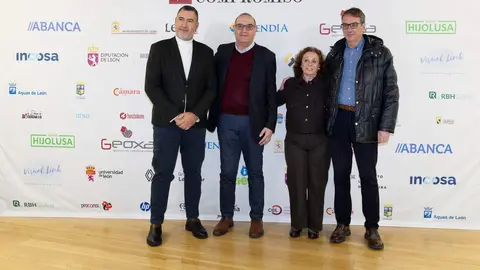 El periódico digital Heraldo de León reivindicó este jueves “el periodismo comprometido” durante la gala de celebración de su primer aniversario, para cuya conmemoración se procedió a la entrega de los I Premios Compromiso, con los que reconoció a personas e instituciones “referentes” en la provincia. El Auditorio Ciudad de León fue el lugar elegido para celebrar la gala que reunió a una nutrida representación de la sociedad leonesa con más de 400 invitados que llenaron el auditorio Ciudad de León y no quisieron perderse la celebración del primer año de vida de un medio que, tal y como se subrayó durante el evento, “nace y crece desde un propósito, una incuestionable vocación de servicio y un comprometido compromiso con la sociedad”. Fotos: cara A cara