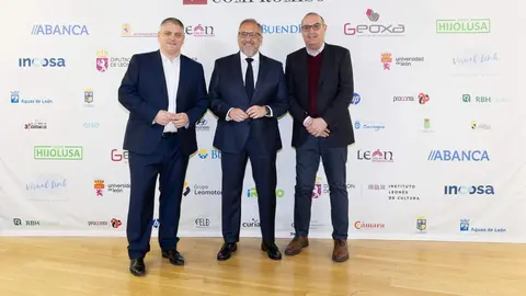 El periódico digital Heraldo de León reivindicó este jueves “el periodismo comprometido” durante la gala de celebración de su primer aniversario, para cuya conmemoración se procedió a la entrega de los I Premios Compromiso, con los que reconoció a personas e instituciones “referentes” en la provincia. El Auditorio Ciudad de León fue el lugar elegido para celebrar la gala que reunió a una nutrida representación de la sociedad leonesa con más de 400 invitados que llenaron el auditorio Ciudad de León y no quisieron perderse la celebración del primer año de vida de un medio que, tal y como se subrayó durante el evento, “nace y crece desde un propósito, una incuestionable vocación de servicio y un comprometido compromiso con la sociedad”. Fotos: cara A cara