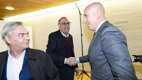 El periódico digital Heraldo de León reivindicó este jueves “el periodismo comprometido” durante la gala de celebración de su primer aniversario, para cuya conmemoración se procedió a la entrega de los I Premios Compromiso, con los que reconoció a personas e instituciones “referentes” en la provincia. El Auditorio Ciudad de León fue el lugar elegido para celebrar la gala que reunió a una nutrida representación de la sociedad leonesa con más de 400 invitados que llenaron el auditorio Ciudad de León y no quisieron perderse la celebración del primer año de vida de un medio que, tal y como se subrayó durante el evento, “nace y crece desde un propósito, una incuestionable vocación de servicio y un comprometido compromiso con la sociedad”. Fotos: cara A cara