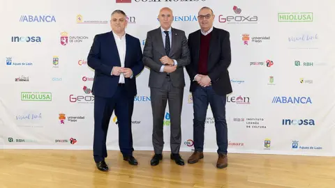 El periódico digital Heraldo de León reivindicó este jueves “el periodismo comprometido” durante la gala de celebración de su primer aniversario, para cuya conmemoración se procedió a la entrega de los I Premios Compromiso, con los que reconoció a personas e instituciones “referentes” en la provincia. El Auditorio Ciudad de León fue el lugar elegido para celebrar la gala que reunió a una nutrida representación de la sociedad leonesa con más de 400 invitados que llenaron el auditorio Ciudad de León y no quisieron perderse la celebración del primer año de vida de un medio que, tal y como se subrayó durante el evento, “nace y crece desde un propósito, una incuestionable vocación de servicio y un comprometido compromiso con la sociedad”. Fotos: cara A cara