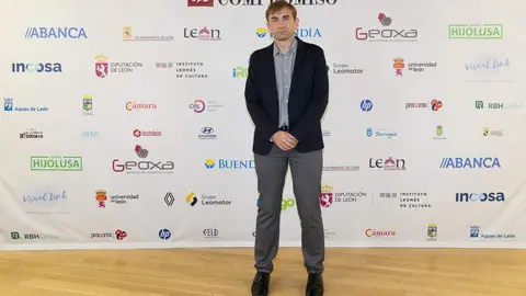 El periódico digital Heraldo de León reivindicó este jueves “el periodismo comprometido” durante la gala de celebración de su primer aniversario, para cuya conmemoración se procedió a la entrega de los I Premios Compromiso, con los que reconoció a personas e instituciones “referentes” en la provincia. El Auditorio Ciudad de León fue el lugar elegido para celebrar la gala que reunió a una nutrida representación de la sociedad leonesa con más de 400 invitados que llenaron el auditorio Ciudad de León y no quisieron perderse la celebración del primer año de vida de un medio que, tal y como se subrayó durante el evento, “nace y crece desde un propósito, una incuestionable vocación de servicio y un comprometido compromiso con la sociedad”. Fotos: cara A cara