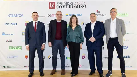 El periódico digital Heraldo de León reivindicó este jueves “el periodismo comprometido” durante la gala de celebración de su primer aniversario, para cuya conmemoración se procedió a la entrega de los I Premios Compromiso, con los que reconoció a personas e instituciones “referentes” en la provincia. El Auditorio Ciudad de León fue el lugar elegido para celebrar la gala que reunió a una nutrida representación de la sociedad leonesa con más de 400 invitados que llenaron el auditorio Ciudad de León y no quisieron perderse la celebración del primer año de vida de un medio que, tal y como se subrayó durante el evento, “nace y crece desde un propósito, una incuestionable vocación de servicio y un comprometido compromiso con la sociedad”. Fotos: cara A cara