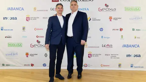 El periódico digital Heraldo de León reivindicó este jueves “el periodismo comprometido” durante la gala de celebración de su primer aniversario, para cuya conmemoración se procedió a la entrega de los I Premios Compromiso, con los que reconoció a personas e instituciones “referentes” en la provincia. El Auditorio Ciudad de León fue el lugar elegido para celebrar la gala que reunió a una nutrida representación de la sociedad leonesa con más de 400 invitados que llenaron el auditorio Ciudad de León y no quisieron perderse la celebración del primer año de vida de un medio que, tal y como se subrayó durante el evento, “nace y crece desde un propósito, una incuestionable vocación de servicio y un comprometido compromiso con la sociedad”. Fotos: cara A cara