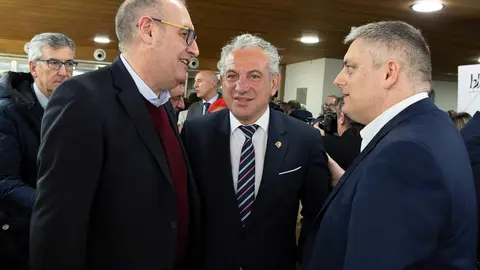 El periódico digital Heraldo de León reivindicó este jueves “el periodismo comprometido” durante la gala de celebración de su primer aniversario, para cuya conmemoración se procedió a la entrega de los I Premios Compromiso, con los que reconoció a personas e instituciones “referentes” en la provincia. El Auditorio Ciudad de León fue el lugar elegido para celebrar la gala que reunió a una nutrida representación de la sociedad leonesa con más de 400 invitados que llenaron el auditorio Ciudad de León y no quisieron perderse la celebración del primer año de vida de un medio que, tal y como se subrayó durante el evento, “nace y crece desde un propósito, una incuestionable vocación de servicio y un comprometido compromiso con la sociedad”. Fotos: cara A cara