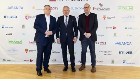 El periódico digital Heraldo de León reivindicó este jueves “el periodismo comprometido” durante la gala de celebración de su primer aniversario, para cuya conmemoración se procedió a la entrega de los I Premios Compromiso, con los que reconoció a personas e instituciones “referentes” en la provincia. El Auditorio Ciudad de León fue el lugar elegido para celebrar la gala que reunió a una nutrida representación de la sociedad leonesa con más de 400 invitados que llenaron el auditorio Ciudad de León y no quisieron perderse la celebración del primer año de vida de un medio que, tal y como se subrayó durante el evento, “nace y crece desde un propósito, una incuestionable vocación de servicio y un comprometido compromiso con la sociedad”. Fotos: cara A cara