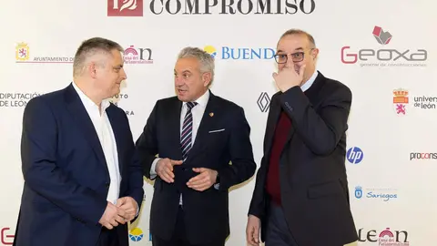 El periódico digital Heraldo de León reivindicó este jueves “el periodismo comprometido” durante la gala de celebración de su primer aniversario, para cuya conmemoración se procedió a la entrega de los I Premios Compromiso, con los que reconoció a personas e instituciones “referentes” en la provincia. El Auditorio Ciudad de León fue el lugar elegido para celebrar la gala que reunió a una nutrida representación de la sociedad leonesa con más de 400 invitados que llenaron el auditorio Ciudad de León y no quisieron perderse la celebración del primer año de vida de un medio que, tal y como se subrayó durante el evento, “nace y crece desde un propósito, una incuestionable vocación de servicio y un comprometido compromiso con la sociedad”. Fotos: cara A cara