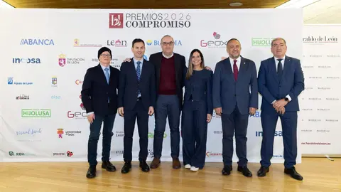 El periódico digital Heraldo de León reivindicó este jueves “el periodismo comprometido” durante la gala de celebración de su primer aniversario, para cuya conmemoración se procedió a la entrega de los I Premios Compromiso, con los que reconoció a personas e instituciones “referentes” en la provincia. El Auditorio Ciudad de León fue el lugar elegido para celebrar la gala que reunió a una nutrida representación de la sociedad leonesa con más de 400 invitados que llenaron el auditorio Ciudad de León y no quisieron perderse la celebración del primer año de vida de un medio que, tal y como se subrayó durante el evento, “nace y crece desde un propósito, una incuestionable vocación de servicio y un comprometido compromiso con la sociedad”. Fotos: cara A cara