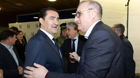 El periódico digital Heraldo de León reivindicó este jueves “el periodismo comprometido” durante la gala de celebración de su primer aniversario, para cuya conmemoración se procedió a la entrega de los I Premios Compromiso, con los que reconoció a personas e instituciones “referentes” en la provincia. El Auditorio Ciudad de León fue el lugar elegido para celebrar la gala que reunió a una nutrida representación de la sociedad leonesa con más de 400 invitados que llenaron el auditorio Ciudad de León y no quisieron perderse la celebración del primer año de vida de un medio que, tal y como se subrayó durante el evento, “nace y crece desde un propósito, una incuestionable vocación de servicio y un comprometido compromiso con la sociedad”. Fotos: cara A cara