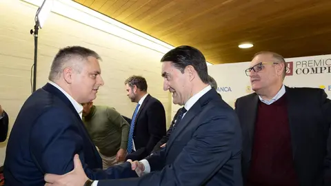 El periódico digital Heraldo de León reivindicó este jueves “el periodismo comprometido” durante la gala de celebración de su primer aniversario, para cuya conmemoración se procedió a la entrega de los I Premios Compromiso, con los que reconoció a personas e instituciones “referentes” en la provincia. El Auditorio Ciudad de León fue el lugar elegido para celebrar la gala que reunió a una nutrida representación de la sociedad leonesa con más de 400 invitados que llenaron el auditorio Ciudad de León y no quisieron perderse la celebración del primer año de vida de un medio que, tal y como se subrayó durante el evento, “nace y crece desde un propósito, una incuestionable vocación de servicio y un comprometido compromiso con la sociedad”. Fotos: cara A cara