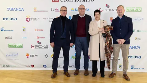 El periódico digital Heraldo de León reivindicó este jueves “el periodismo comprometido” durante la gala de celebración de su primer aniversario, para cuya conmemoración se procedió a la entrega de los I Premios Compromiso, con los que reconoció a personas e instituciones “referentes” en la provincia. El Auditorio Ciudad de León fue el lugar elegido para celebrar la gala que reunió a una nutrida representación de la sociedad leonesa con más de 400 invitados que llenaron el auditorio Ciudad de León y no quisieron perderse la celebración del primer año de vida de un medio que, tal y como se subrayó durante el evento, “nace y crece desde un propósito, una incuestionable vocación de servicio y un comprometido compromiso con la sociedad”. Fotos: cara A cara