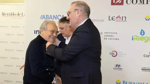 El periódico digital Heraldo de León reivindicó este jueves “el periodismo comprometido” durante la gala de celebración de su primer aniversario, para cuya conmemoración se procedió a la entrega de los I Premios Compromiso, con los que reconoció a personas e instituciones “referentes” en la provincia. El Auditorio Ciudad de León fue el lugar elegido para celebrar la gala que reunió a una nutrida representación de la sociedad leonesa con más de 400 invitados que llenaron el auditorio Ciudad de León y no quisieron perderse la celebración del primer año de vida de un medio que, tal y como se subrayó durante el evento, “nace y crece desde un propósito, una incuestionable vocación de servicio y un comprometido compromiso con la sociedad”. Fotos: cara A cara