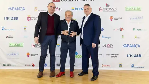 El periódico digital Heraldo de León reivindicó este jueves “el periodismo comprometido” durante la gala de celebración de su primer aniversario, para cuya conmemoración se procedió a la entrega de los I Premios Compromiso, con los que reconoció a personas e instituciones “referentes” en la provincia. El Auditorio Ciudad de León fue el lugar elegido para celebrar la gala que reunió a una nutrida representación de la sociedad leonesa con más de 400 invitados que llenaron el auditorio Ciudad de León y no quisieron perderse la celebración del primer año de vida de un medio que, tal y como se subrayó durante el evento, “nace y crece desde un propósito, una incuestionable vocación de servicio y un comprometido compromiso con la sociedad”. Fotos: cara A cara